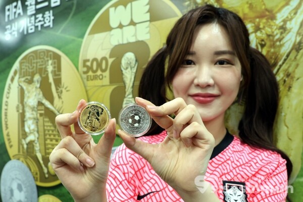5일 모델이 FIFA 월드컵 2026 공식 기념주화를 선보이고 있다.