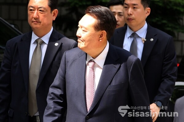 9일 윤석열 전 대통령이 6차 공판에 출석하고 있다.