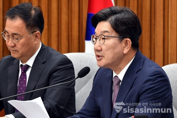 10일 권성동 원내대표가 발언을 하고 있다.