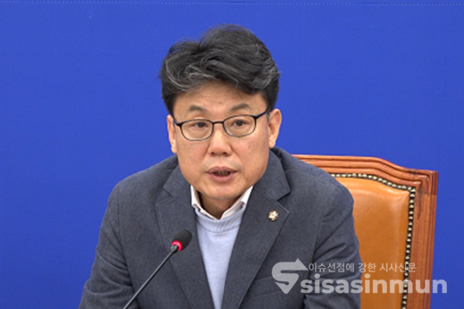 더불어민주당 진성준 정책위의장이 과거 서울 여의도 국회에서 열린 정책조정회의에서 발언하고 있는 모습. 사진 / 김경민 기자