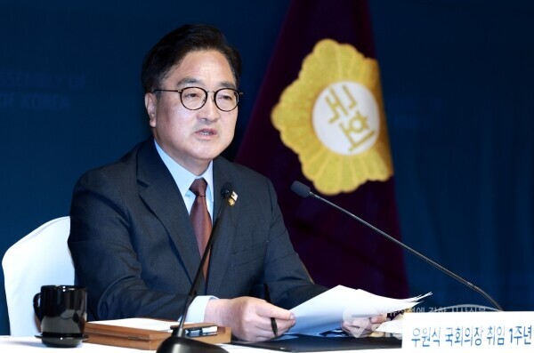 11일 우원식 국회의장이취재진의 질의에 답하고 있다. 사진 / 오훈 기자