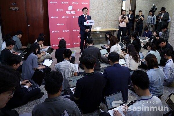 11일 박형수 원내수석부대표가 취재진의 질의에 답하고 있다.