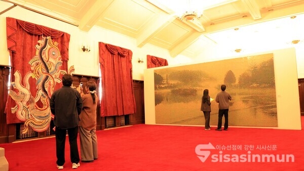 12일 관람객들이 전시장을 둘러보고 있다.