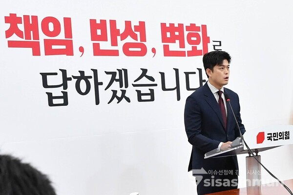 13일 김용태 비상대책위원장이 발언을 하고 있다.