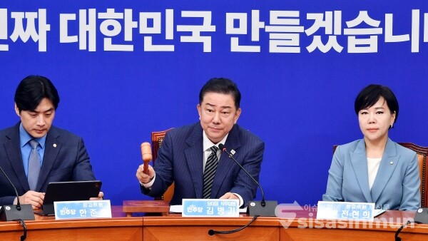 16일 김병기 신임 원내대표가 의사봉을 두드리고 있다.