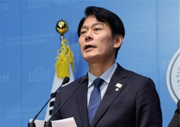 한민수 더불어민주당 대변인이 과거 국회 소통관에서 브리핑을 하고 있는 모습. 시사포커스DB