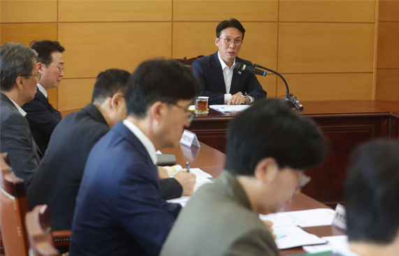 김민석 국무총리 후보자가 17일 오전 서울 종로구 금융감독원 연수원에 마련된 인사청문회 준비단 사무실에서 열린 사회분야 부처 업무보고에서 발언을 하고 있다. ⓒ뉴시스