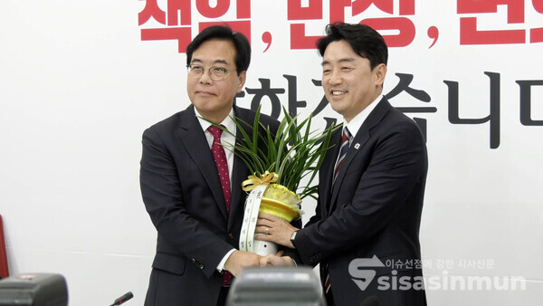 송언석 국민의힘 원내대표가 17일 강훈식 대통령 비서실장을 접견하고 있다. 사진 / 이훈 기자