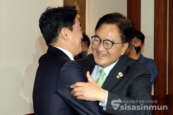 17일 우원식 국회의장과 강훈식 대통령 비서실장이 포옹하고 있다.