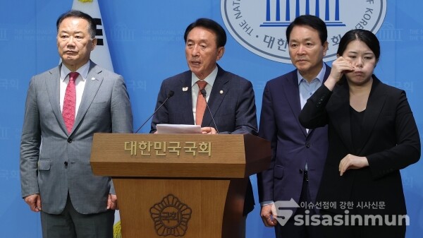 18일 김석기 외교통일위원장, 성일종 국방위원장, 신성범 국회 정보위원장이 기자회견을 하고 있다.