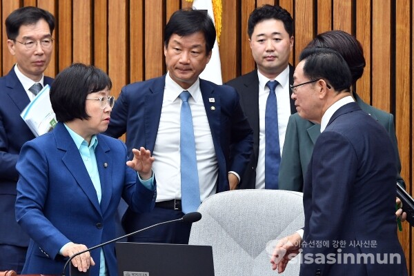 18일 이종배 위원장과 김현 여당 간사가 대화를 하고 있다.