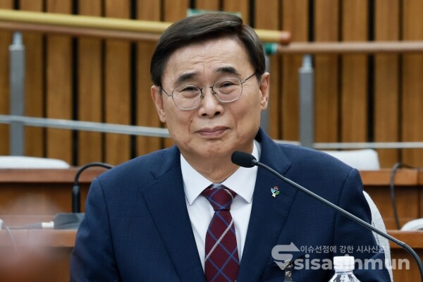 19일 이종석 국정원장 후보자가 의원의 질의를 듣고 있다.