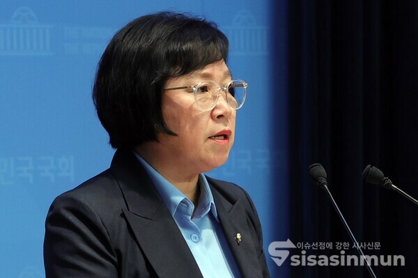 19일 김현 의원이 기자회견을 하고 있다.