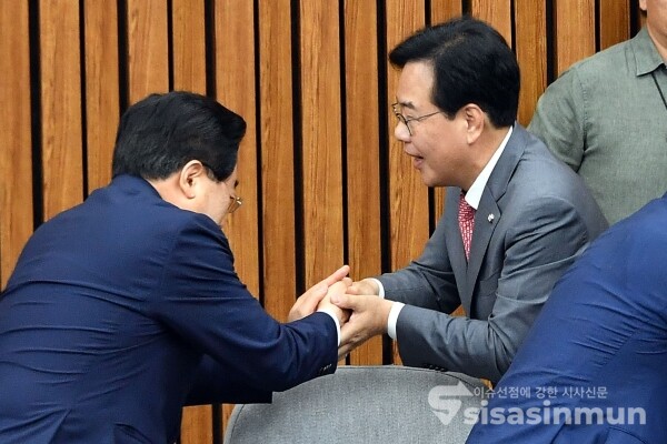 20일 송언석 원내대표가 의원들과 악수를 하고 있다.