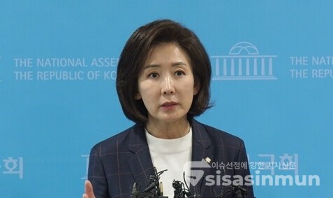 나경원 국민의힘 의원이 30일 오후 국회 소통관에서 김문수 후보 지지 선언 기자회견 뒤 백브리핑을 하고 있다. 사진 / 김경민 기자