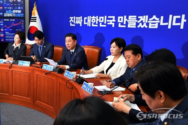 김병기 더불어민주당 당대표 직무대행 겸 원내대표가 지난 23일 서울 여의도 국회 본청에서 열린 최고위원회의에서 모두발언을 하고 있다. 사진 / 오훈 기자