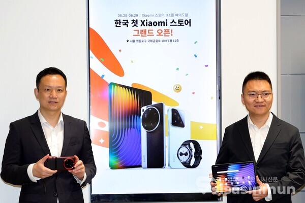 25일 앤드류 리 샤오미 동아시아 지역 총괄과 조니 우 샤오미코리아 지사장이 포즈를 취하고 있다.