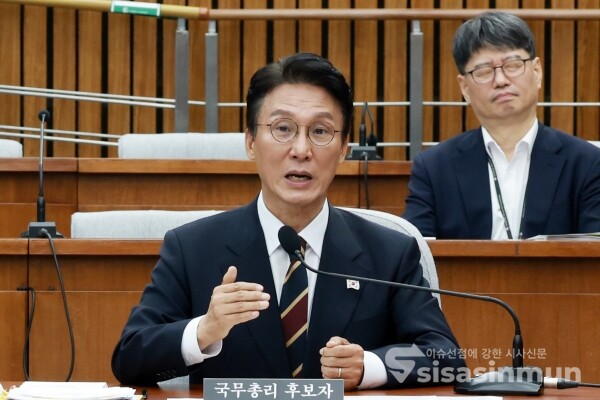 25일 김민석 국무총리 후보자가 의원의 질의에 답변하고 있다.