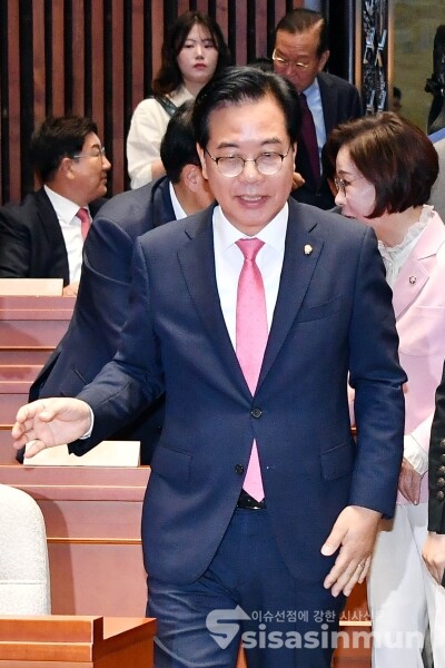 26일 송언석 원내대표가 의총에 참석하고 있다.