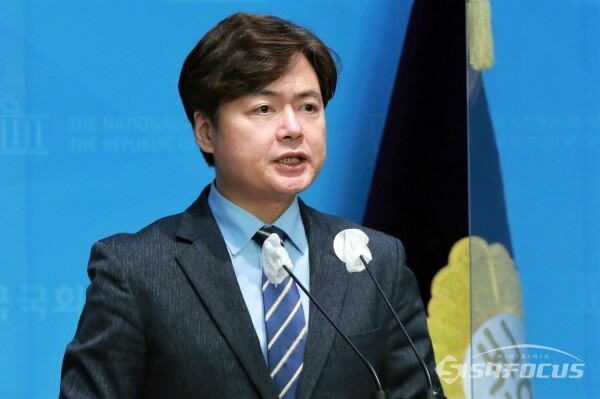 김현정 더불어민주당 대변인이 과거 서울 여의도 국회 소통관에서 기자회견을 하고 있는 모습. 사진 / 오훈 기자