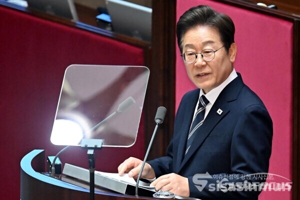 [시사신문 / 오훈 기자] 이재명 대통령이 26일 오전 서울 여의도 국회 본청에서 추가경정예산 시정연설을 마치고 인사를 하고 있다. (사진공동취재단)