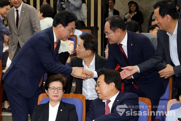 27일 송언석 원내대표가 의원들과 악수를 하고 있다.