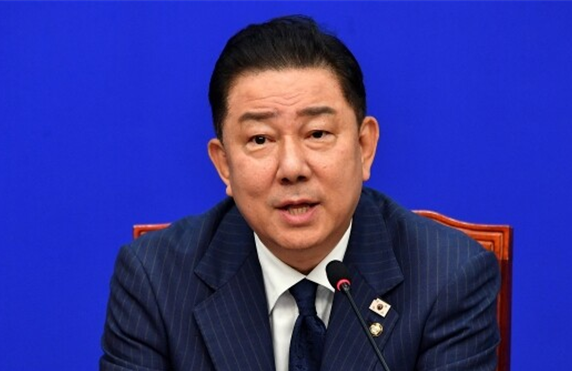 김병기 더불어민주당 당대표 직무대행 겸 원내대표가 지난 23일 국회에서 열린 민주당 최고위원회의에서 모두발언을 하고 있다. 사진 / 오훈 기자