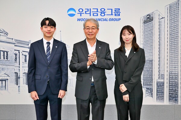 임종룡 우리금융그룹 회장이 동양생명·ABL생명 직원에게 디지털 선도의 의미가 담긴 새로운 그룹 보조휘장을 달아주고 있다. ⓒ우리금융그룹