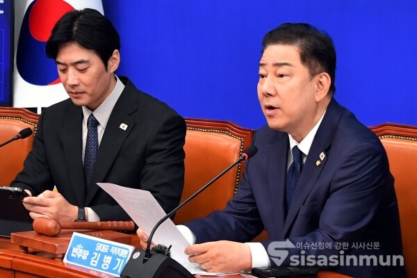 4일 김병기 당대표 직무대행 겸 원내대표가 모두발언을 하고 있다.
