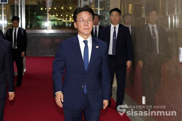 19일 김민석 신임 국무총리가 국회의장 집무실로 향하고 있다.