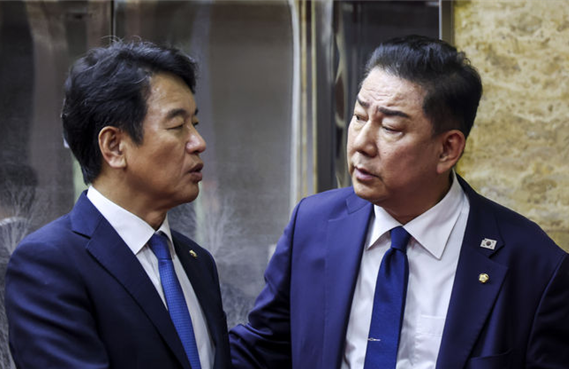 더불어민주당 문진석(좌측) 원내수석부대표와 김병기(우측) 원내대표가 지난달 26일 서울 여의도 국회에서 국회의장과 회동을 위해 국회의장실로 이동하며 대화하고 있는 모습. ⓒ뉴시스