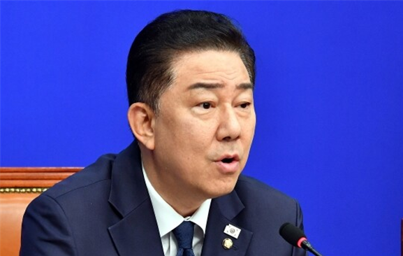 김병기 더불어민주당 당대표 직무대행 겸 원내대표가 지난 4일 국회에서 열린 민주당 최고위원회의에서 발언을 하고 있다. 사진 / 오훈 기자