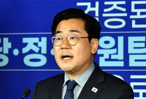 박찬대 더불어민주당 의원이 지난달 23일 서울 여의도 민주당사에서 당대표 출마 선언 기자회견을 하고 있다. 사진 / 오훈 기자