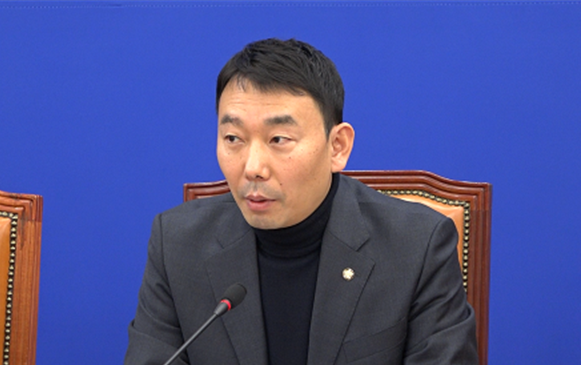 국회 법제사법위원회 여당 간사인 김용민 더불어민주당 의원이 과거 국회에서 열린 당 지도부 회의에서 발언을 하고 있는 모습. 사진 / 김경민 기자
