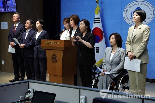 10일 국회 보건복지위 국민의힘 위원들이 기자회견을 하고 있다.