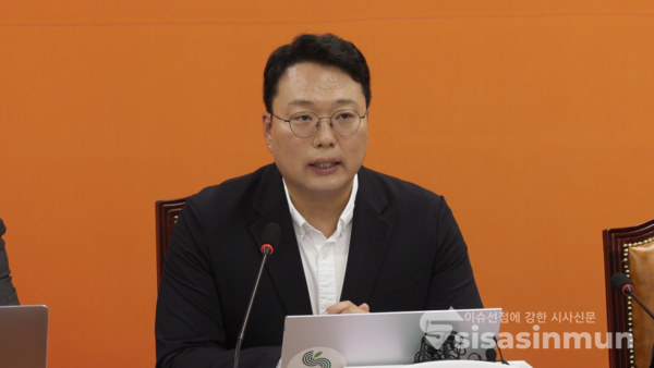 ​천하람 개혁신당 당대표 권한대행 겸 원내대표가 10일 국회에서 열린 당 최고위원회의에서 모두발언을 하고 있다. 사진 / 김경민 기자​