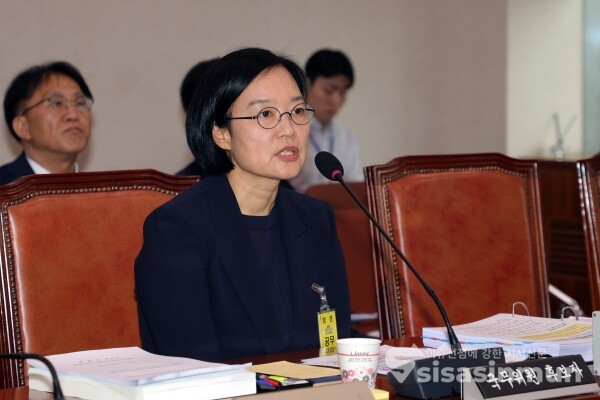 15일 한성숙 중소벤처기업부 장관 후보자가 의원의 질의에 답하고 있다.