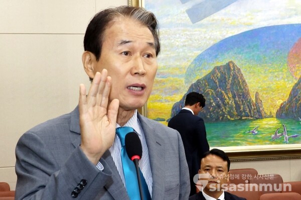 15일 권오을 국가보훈부 장관 후보자가 선서를 하고 있다.