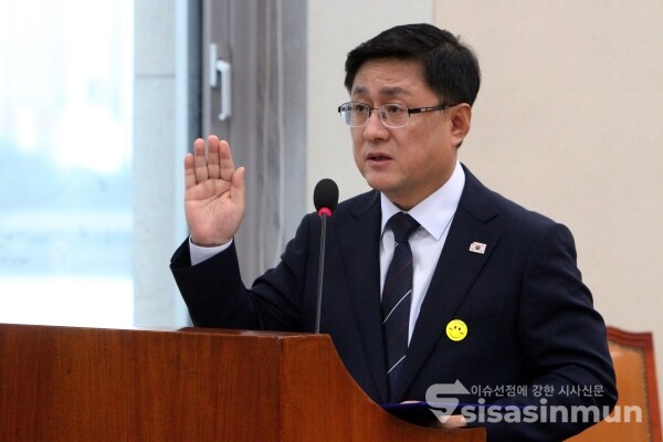 15일 김성환 환경부 장관 후보자가 선서를 하고 있다.