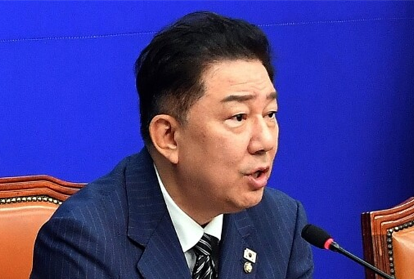 김병기 더불어민주당 당대표 직무대행 겸 원내대표가 지난 14일 서울 여의도 국회 본청에서 열린 최고위원회의에서 모두발언을 하고 있다. 사진 / 오훈 기자