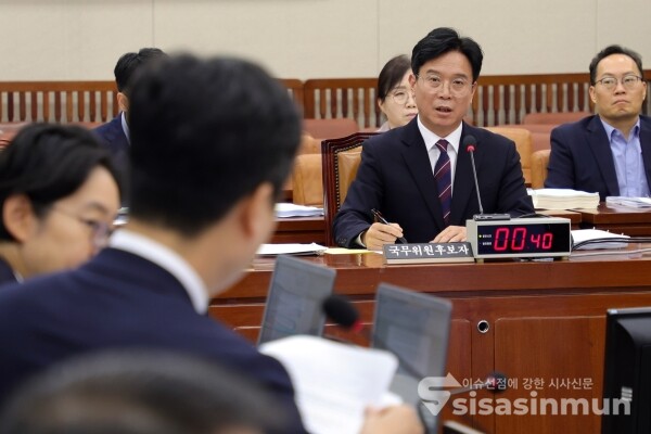 16일 김영훈 고용부 장관 후보자가 의원의 질의에 답하고 있다.