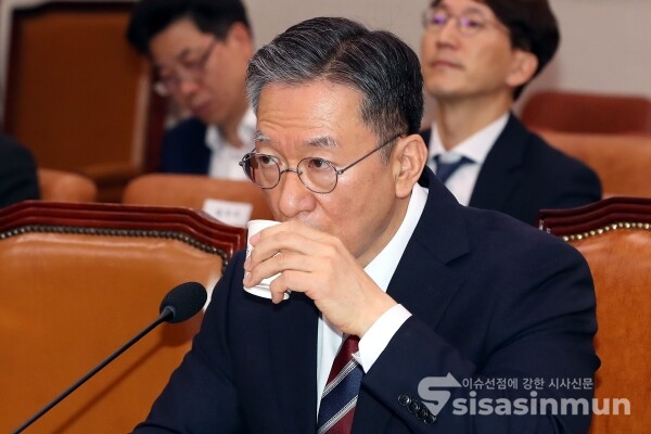 16일 정성호 법무부 장관 후보자가 물을 마시고 있다.