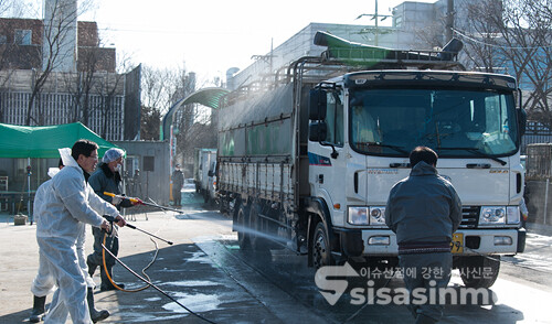 사진은 축산차량 방역 모습.