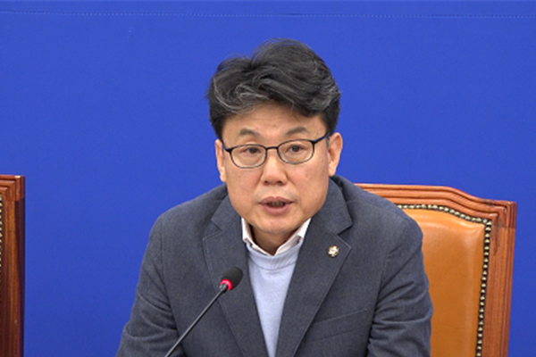 더불어민주당 진성준 정책위의장이 과거 국회에서 열린 정책조정회의에서 발언하고 있는 모습. 사진 / 김경민 기자