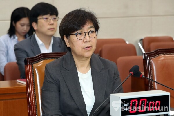 18일 정은경 보건복지부 장관 후보자가 대답을 하고 있다.