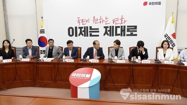 18일 오전 국회에서 열린 국민의힘 제2차 당 대표 및 최고위원 선출 선거관리위원회 회의 모습. 사진 / 이훈 기자