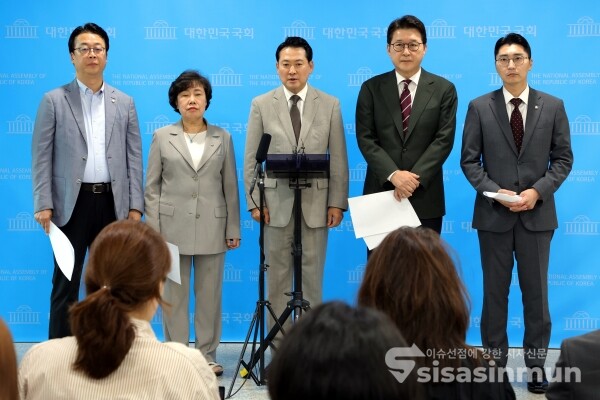 18일 국민의힘 법사위 소속 의원들이 취재진의 질의에 답하고 있다.