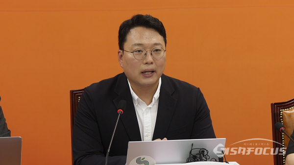 개혁신당 천하람 당대표 권한대행 겸 원내대표가 지난 10일 오전 서울 여의도 국회에서 열린 최고위원회의에서 발언하고 있다. 사진 / 김경민 기자