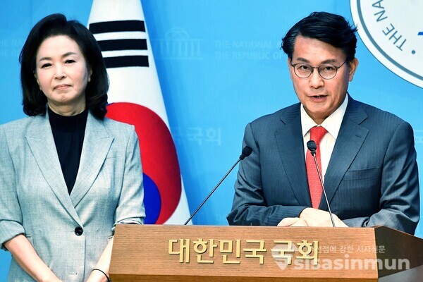 21일 윤상현 의원이 기자회견을 하고 있다.