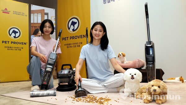 22일 모델들이 제품을 선보이고 있다.